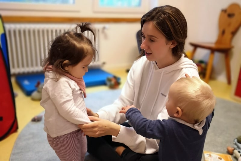 Ein kurzer KiTa-Moment Betreuerin mit Kindern